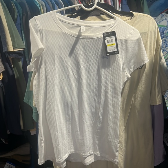 Ladies under armor, white T-shirt knit size medium new measures 18 pit to pit - Picture 1 of 3